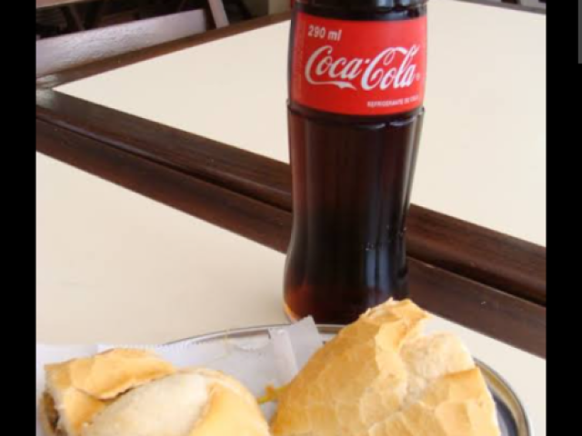 Pão com queijo e uma cola❤️

Desculpa a foto cortada