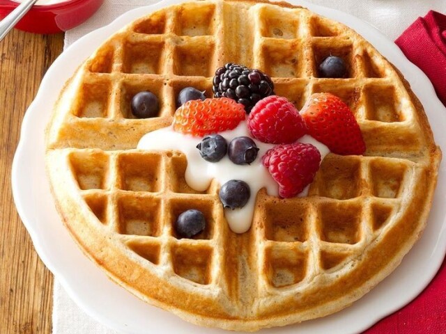 Waffle com creme e frutas