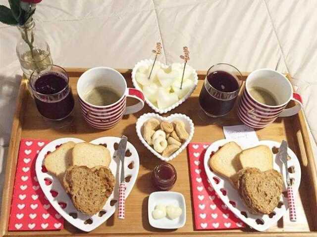 Café com leite suco biscoito e etc