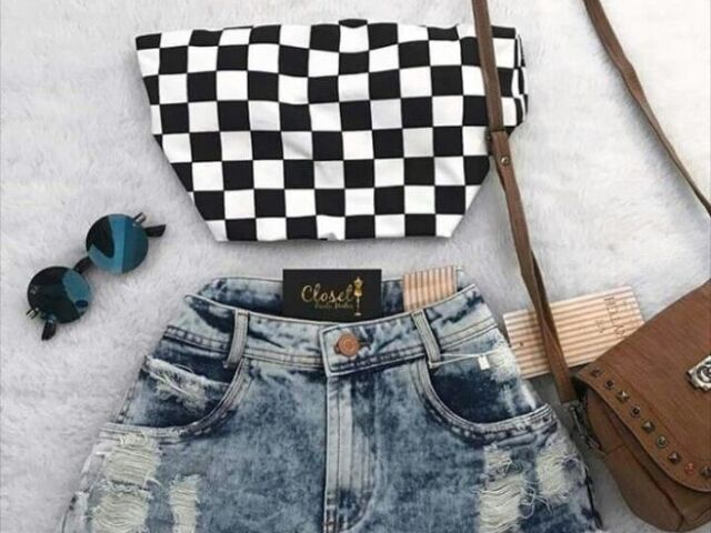 Short jeans e blusa curta