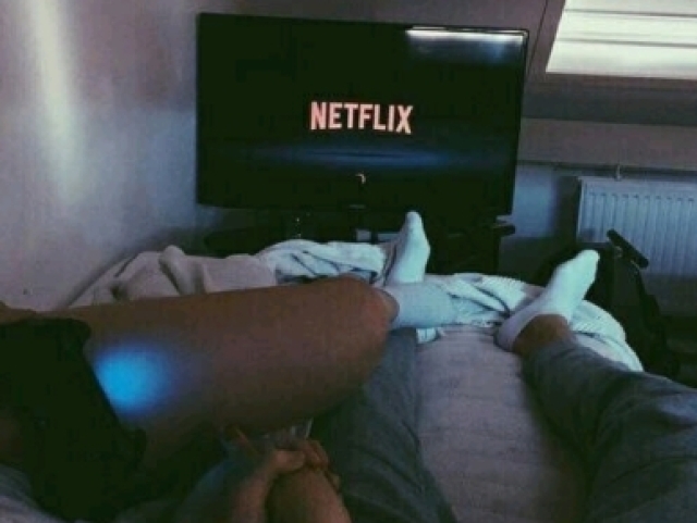 Ficar em casa assistindo Netflix com O namorado