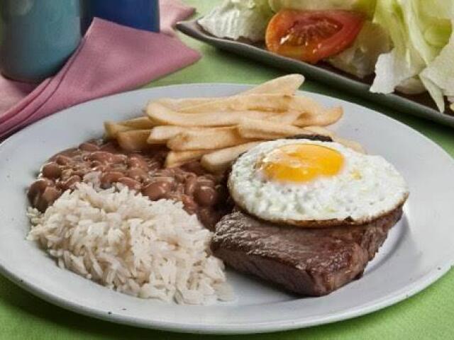 arroz, feijão, bife a cavalo e batata frita