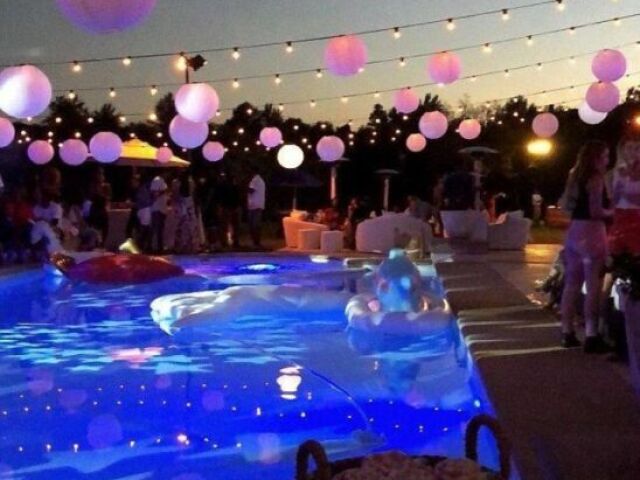 uma pool party, em um local com piscina e uma decoração glamurosa...