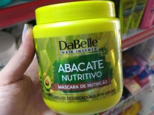 Esse para nutrir cabelos ressecados.