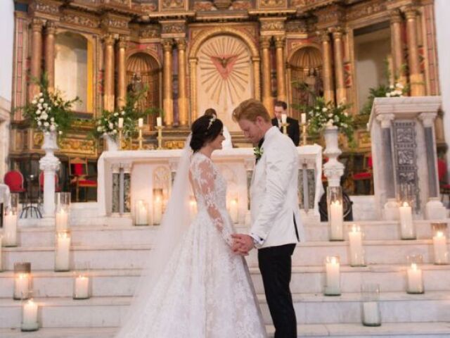 Na igreja com toda pompa e circunstância que a ocasião pede. Você sempre sonhou com esse momento e jamais abriria mão de entrar vestida de noiva ao som da Marcha Nupcial.