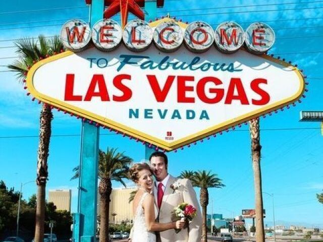 Las Vegas. Adoramos altos agitos e deve ser muito divertido participar de uma cerimônia de casamento onde nós seríamos os protagonistas e um Elvis o celebrante.