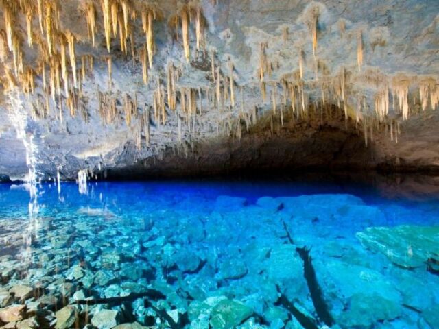 Bonito, no Mato Grosso do Sul. É um lugar lindo e uma ótima opção para não gastar muito.