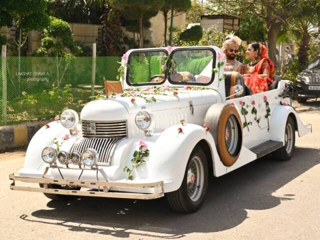 Um carro antigo, afinal o charme dos clássicos combina com o meu estilo de festa