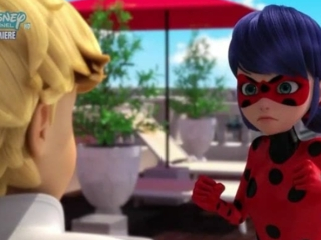 Ele disse pra Ladybug que o anel era um miraculous, então a Ladybug pegou o anel do Gabriel, e emprestou ao Felix para ele ser super herói, mas ele não devolveu o anel.