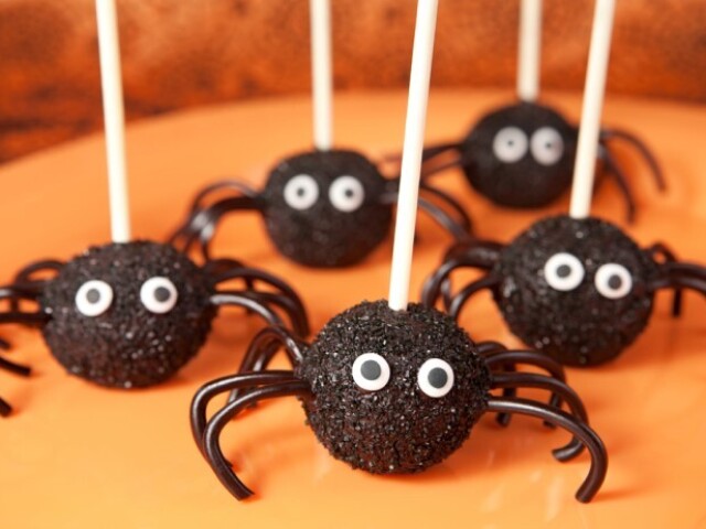 Brigadeiros em formato de aranhas