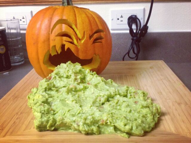 Abóbora vomitando guacamole