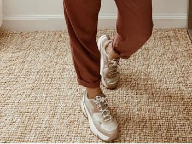 natural esportivo (roupas casualmente esportivas, tênis, e roupas confortaveis)