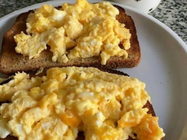 Pão com ovos mechidos!🍞