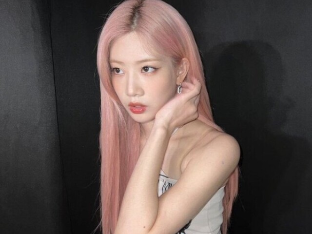 Kim Lip 𝐋𝐨𝐨𝐧𝐚