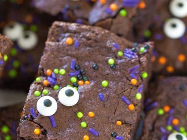 brownie com granulados na paleta de cor do halloween