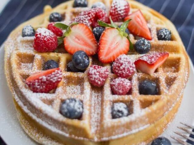 waffles com frutinhas e açúcar, bem americanaa