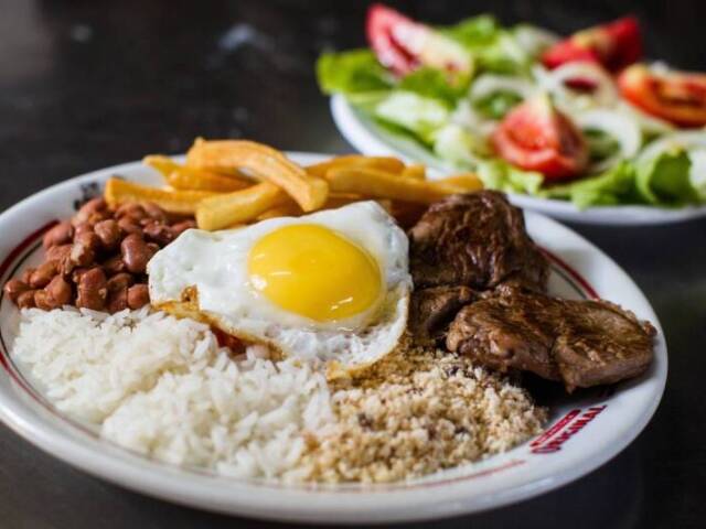 Feijão arroz farofa churrasco ovo e batata frita