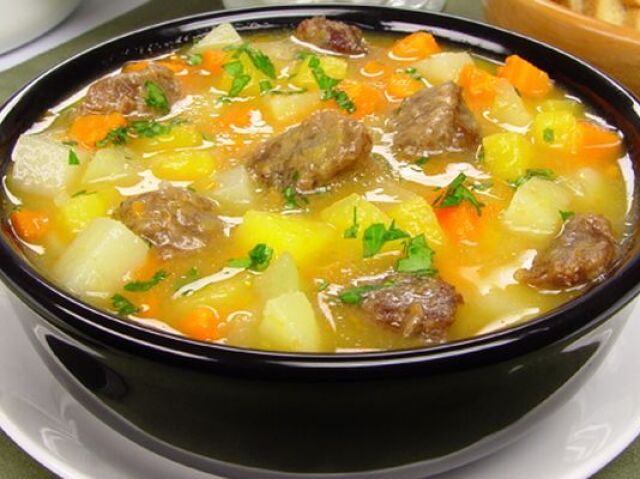 Sopa de carne com legumes