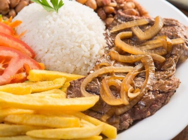 arroz , feijão, bife acebolado , batata frita e salada