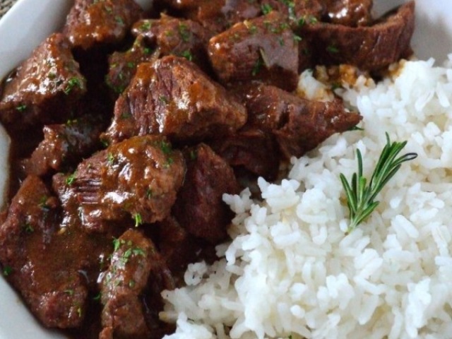 Arroz e carne de panela