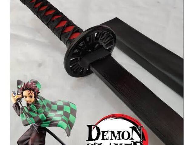 Uma katana preta com brilho vermelho