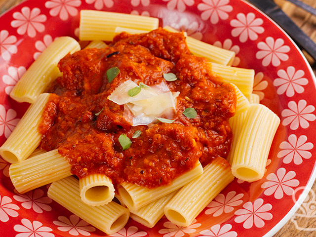 Espaguete com molho de tomate emcima