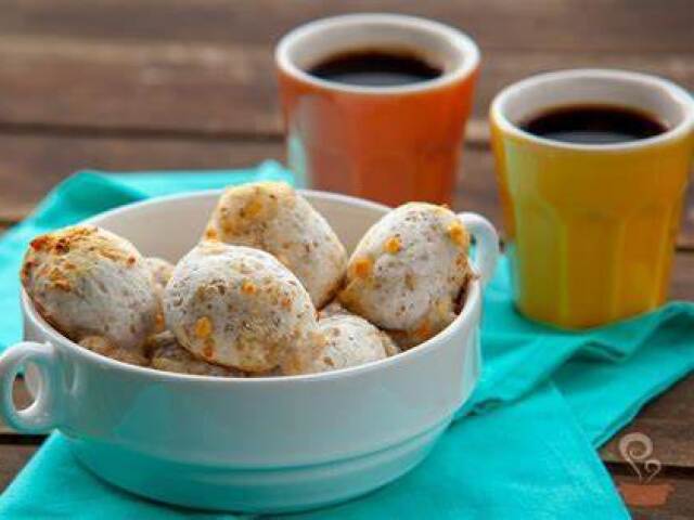 Pão de queijo com café