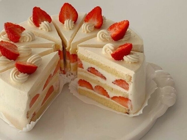 🍰Bolo com morango🍰 Sou apaixonada por morango🍓.