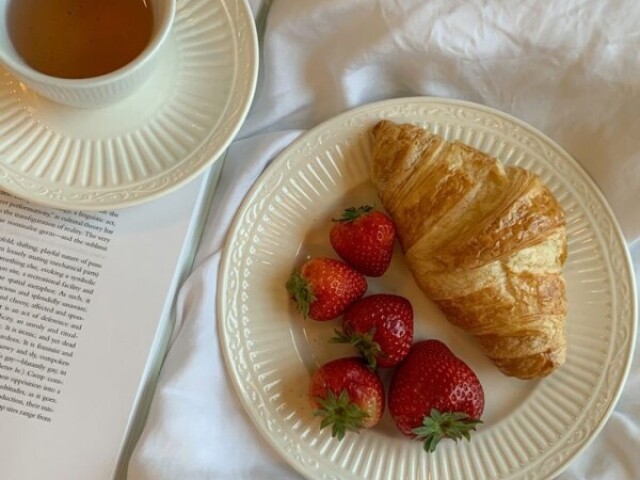 🥐🍓☕