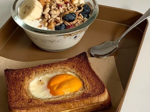 Pão com queijo e com ovo frito e iorgute com granola e frutas