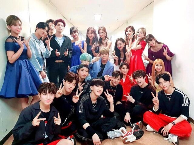 Minha família (coloquei foto de idols juntos pra representar sua família está bem)