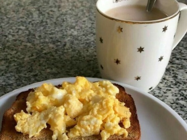 Apenas ovos mexidos com pão e café