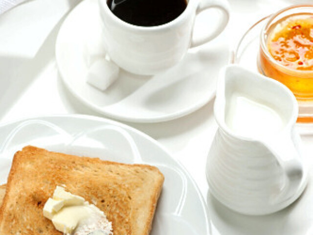 Pão torado com manteiga e café