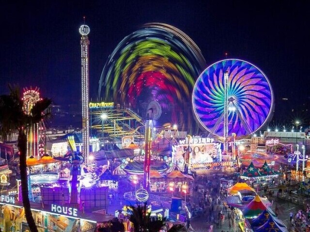 Parque de diversões (algo bem mais divertido, qualquer coisa já descobre se a pessoa tem labirintite kk)