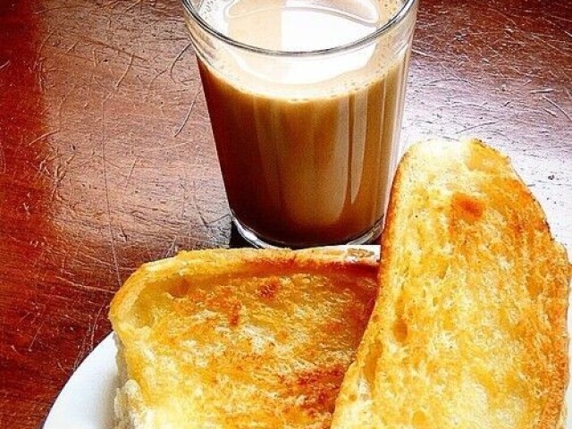 Café com leite e pão torrado☕🥖