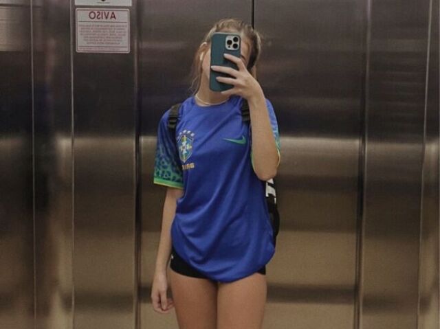 Apenas uma blusa do Brasil com um short