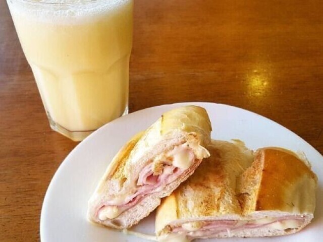 Suco de laranja e pão com queijo e mortadela