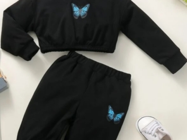 Preto com borboleta azul com tênis branco amei