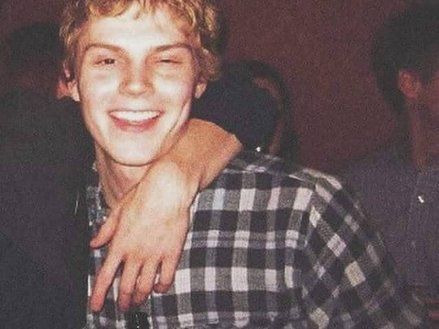 Escolha fotos do Evan Peters e te recomendo uma série dele!🍙