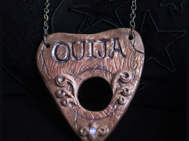 um colar com um ponteiro ouija