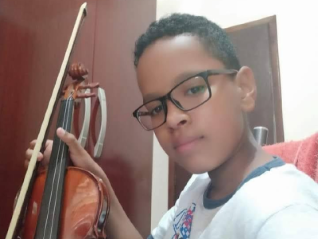 Ele gosta de tocar violino