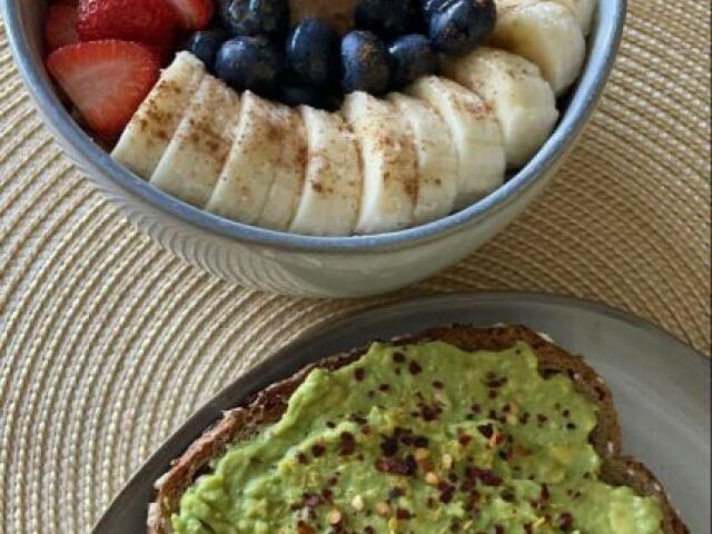 desculpa a imagem cortada 
mas e um pão com abacate e um potinho com iogurte natural e frutas