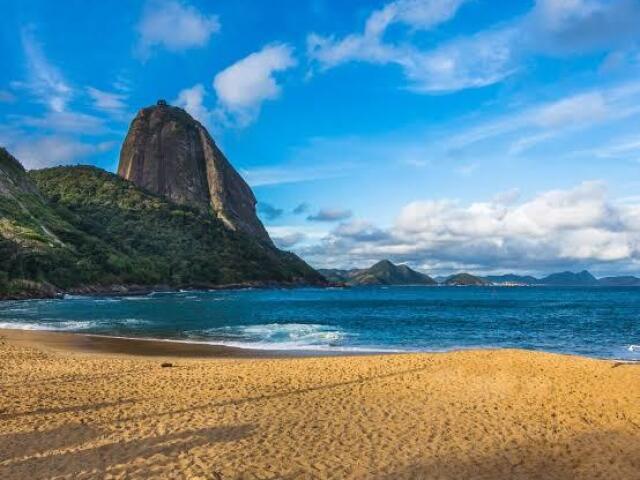 Praia, sombra e água fresca