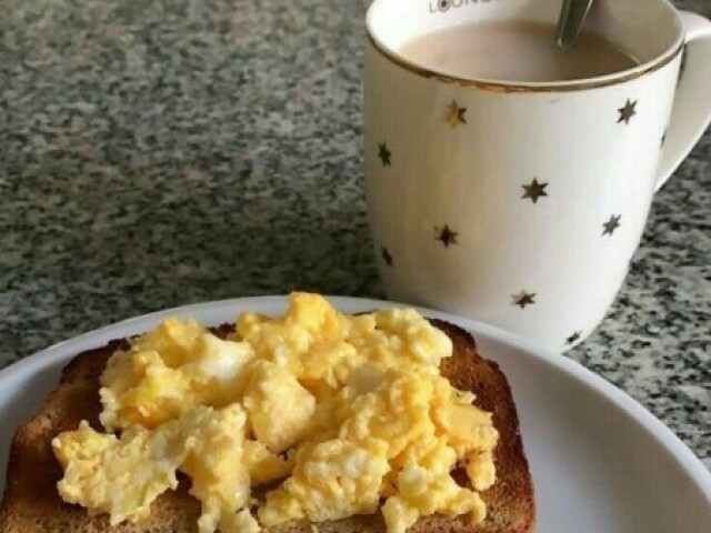 Pão com ovo e café com leite