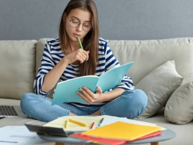 Estudar é o que eu mais gosto sou o mais estudioso do bando 🤓