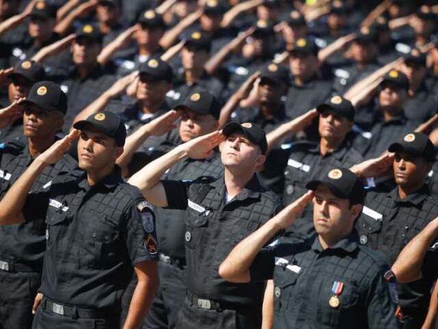 Reforçar o policiamento e o exército