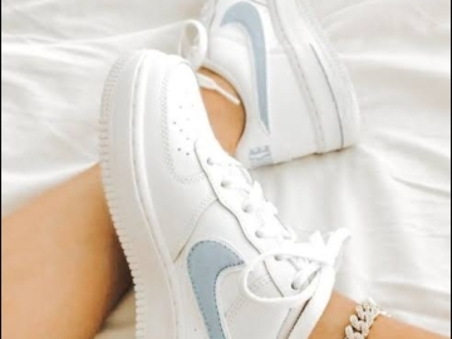 Tênis branco Nike com detalhes azuis🤙🤙😎