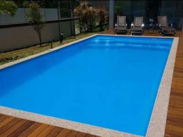 Curtir uma piscina.