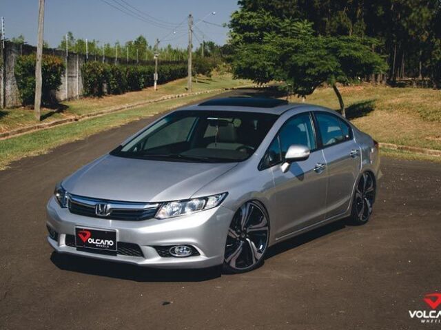 Honda Civic 2012 prata rebaixado