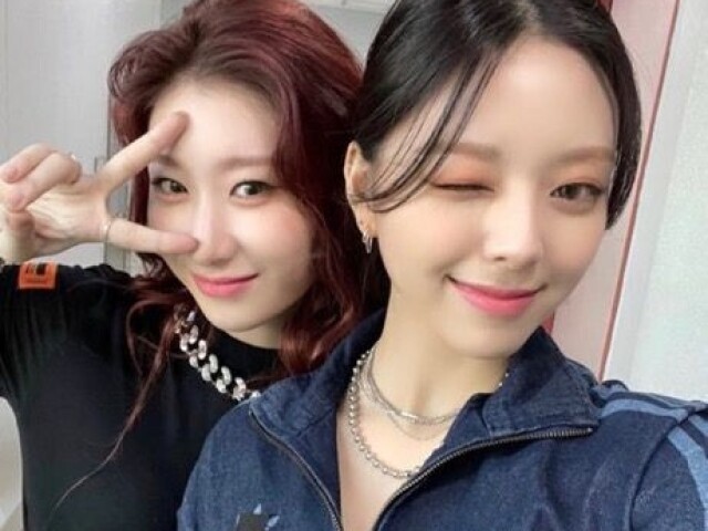 chaeryeong & yuna ; itzy.